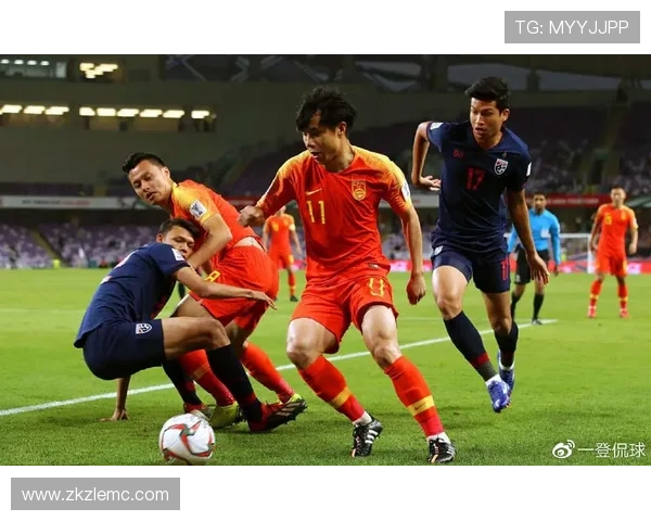 中国足球联赛新赛季开幕 强队备战引发球迷热烈关注 中国足球联赛新赛季开幕 强队备战引发球迷热烈关注