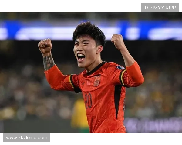 国足逆转取胜点燃球迷激情全场高呼球队重回巅峰时刻