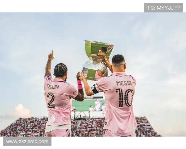 梅西加盟迈阿密国际后首度亮相震撼全场，球队未来发展引发热议